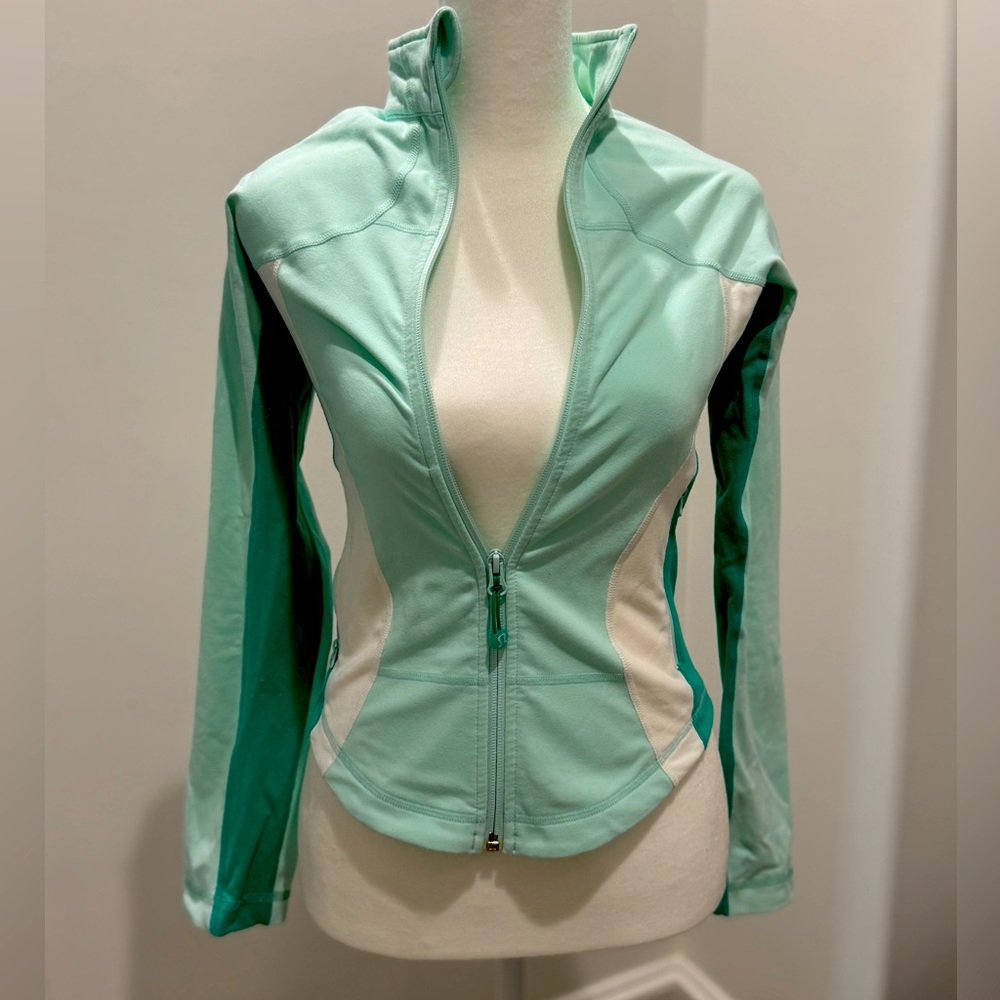 Lululemon jacket. In great condition. Worn twice.